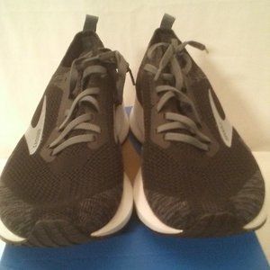 BROOKS Black & White Levitate 4 Running Shoes - Size 8.5B Women